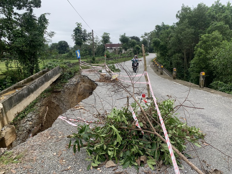 Sau mưa lớn, xuất hiện hố "tử thần" ở đường li&ecirc;n huyện miền n&uacute;i H&agrave; Tĩnh - Ảnh 1.