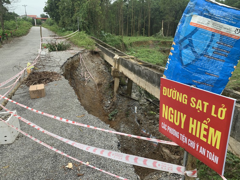 Sau mưa lớn, xuất hiện hố "tử thần" ở đường li&ecirc;n huyện miền n&uacute;i H&agrave; Tĩnh - Ảnh 2.