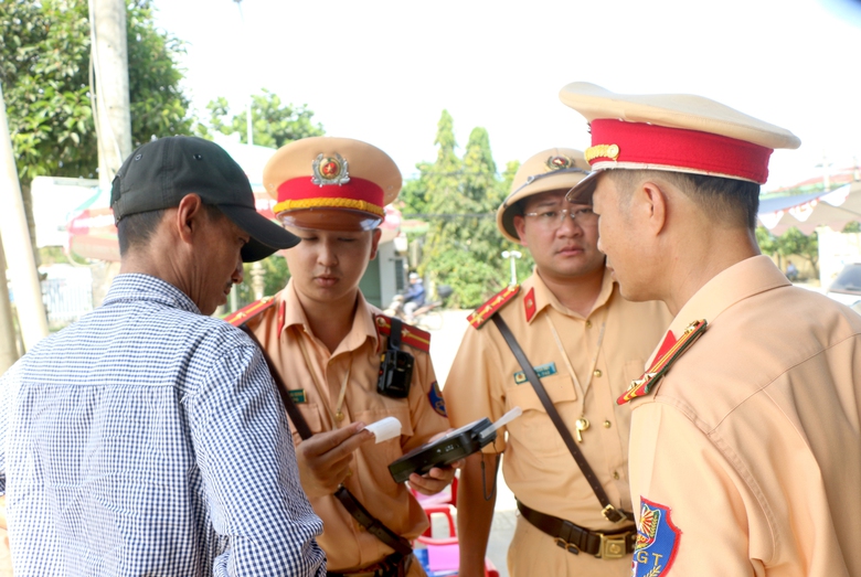 Một ng&agrave;y UBND tỉnh L&acirc;m Đồng quyết định xử phạt 11 l&aacute;i xe trong cơ thể c&oacute; chất ma t&uacute;y - Ảnh 1.