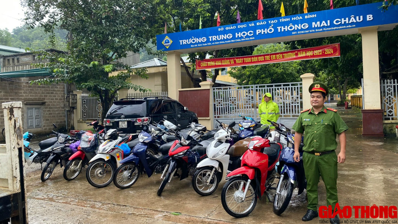 Ho&agrave; B&igrave;nh: Cổng trường ATGT n&acirc;ng cao &yacute; thức phụ huynh, học sinh khi tham gia giao th&ocirc;ng - Ảnh 1.