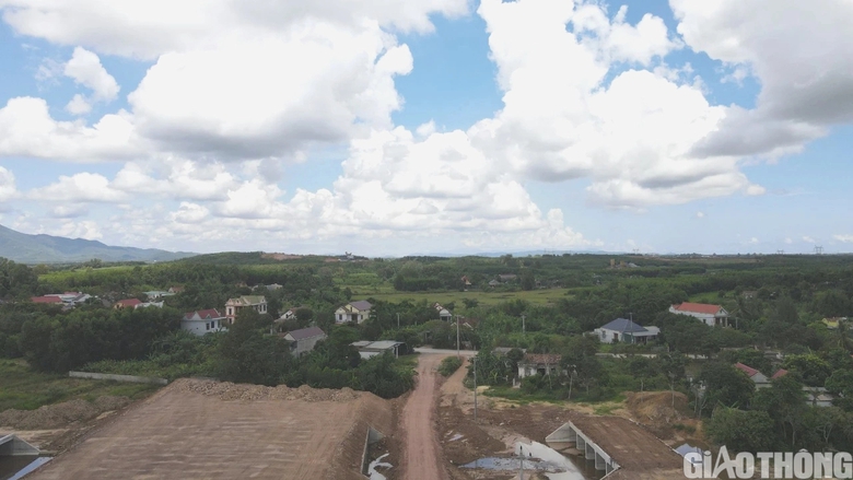 Phối hợp tốt với địa phương gỡ khó mặt bằng để đảm bảo tiến độ cao tốc qua Quảng Bình - Ảnh 3. Phối hợp tốt với địa phương gỡ khó mặt bằng để đảm bảo tiến độ cao tốc qua Quảng Bình - Ảnh 3.