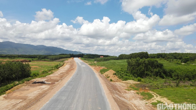 Phối hợp tốt với địa phương gỡ kh&oacute; mặt bằng để đảm bảo tiến độ cao tốc qua Quảng B&igrave;nh - Ảnh 4.