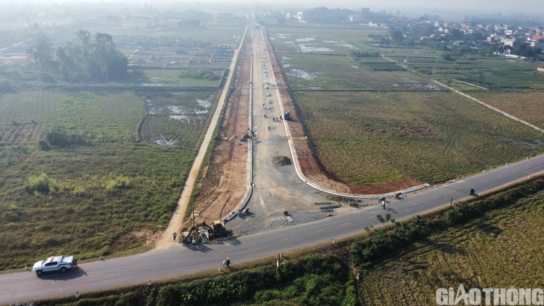 Doanh nghiệp tự &yacute; đấu nối tr&aacute;i ph&eacute;p v&agrave;o quốc lộ - Ảnh 1.