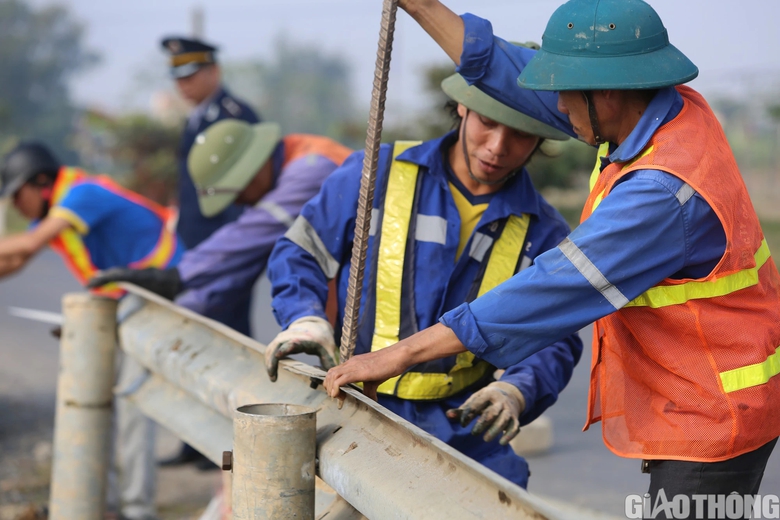 Doanh nghiệp tự &yacute; đấu nối tr&aacute;i ph&eacute;p v&agrave;o quốc lộ - Ảnh 3.