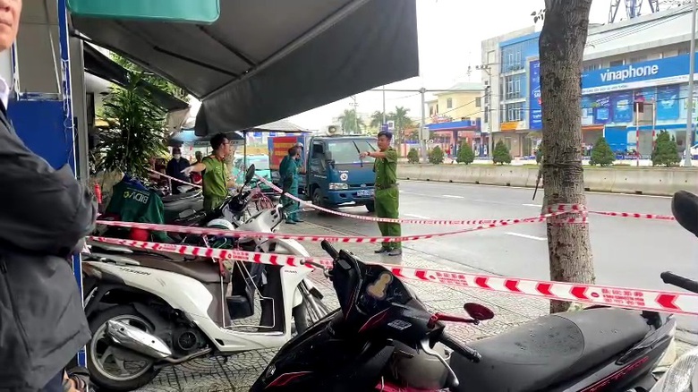 Khống chế t&ecirc;n cướp ng&acirc;n h&agrave;ng, một bảo vệ bị đ&acirc;m tử vong - Ảnh 1.