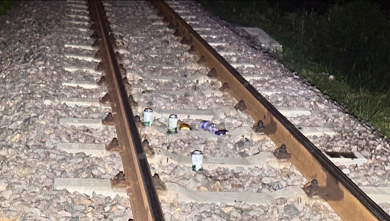 Ngồi uống bia tr&ecirc;n đường ray người đ&agrave;n &ocirc;ng bị t&agrave;u hỏa t&ocirc;ng tử vong - Ảnh 1.