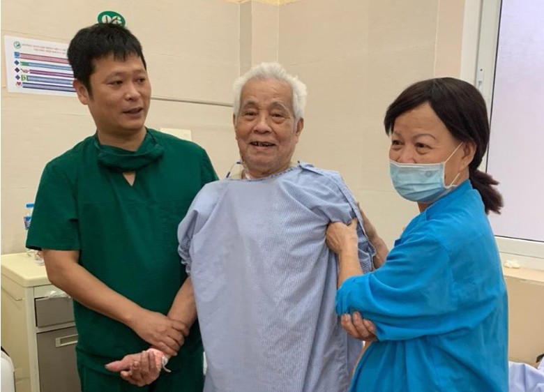 Phẫu thuật nội soi cột sống mang lại cuộc sống mới cho bệnh nh&acirc;n cao tuổi   - Ảnh 1.