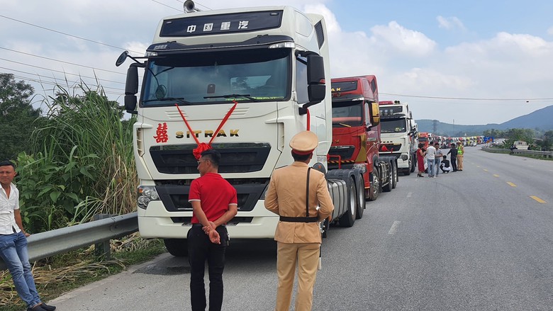 D&ugrave;ng 25 xe đầu k&eacute;o rước d&acirc;u, c&aacute;c t&agrave;i xế bị CSGT nhắc nhở  - Ảnh 1.