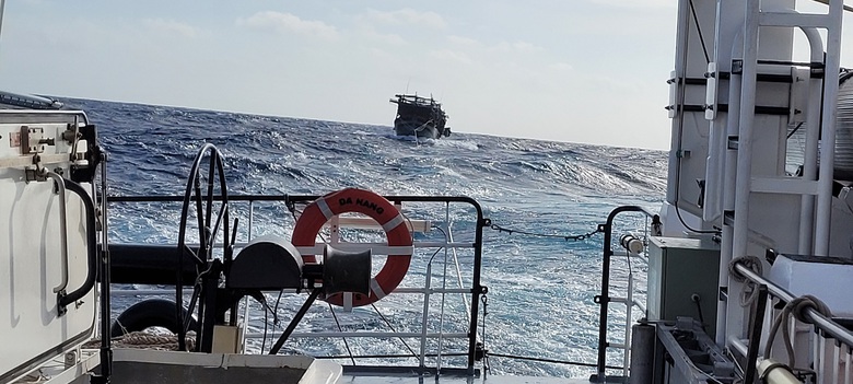 Xuyên đêm vượt sóng dữ cứu 39 ngư dân trôi dạt giữa biển - Ảnh 3. Xuyên đêm vượt sóng dữ cứu 39 ngư dân trôi dạt giữa biển - Ảnh 3.