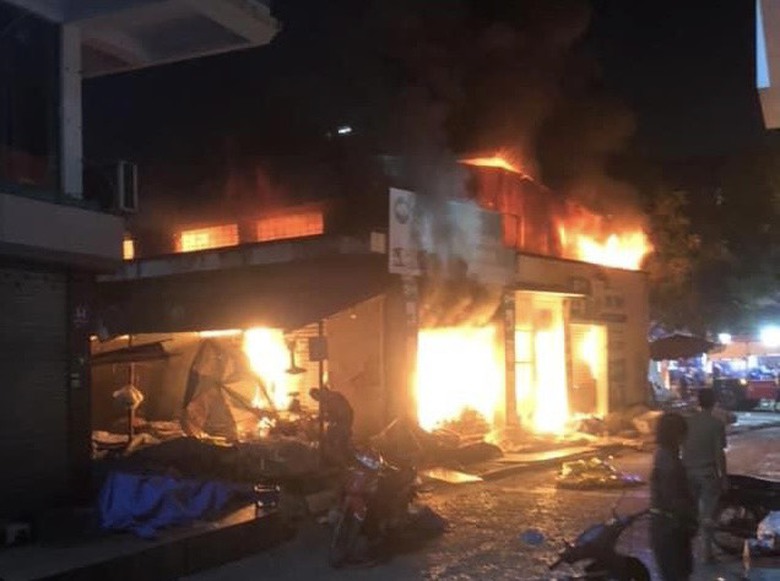 Quảng Ninh: Ch&aacute;y chợ Cột 3 ở TP Hạ Long l&uacute;c nửa đ&ecirc;m, thi&ecirc;u rụi nhiều kiot h&agrave;ng h&oacute;a - Ảnh 1.