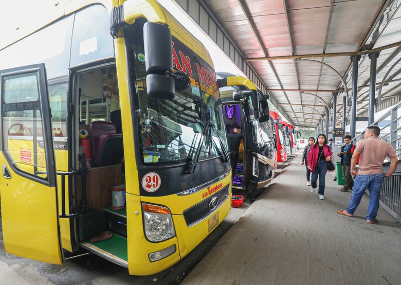 Bến xe c&oacute; qu&aacute; tải nếu đưa xe hợp đồng tr&aacute; h&igrave;nh v&agrave;o bến? - Ảnh 1.