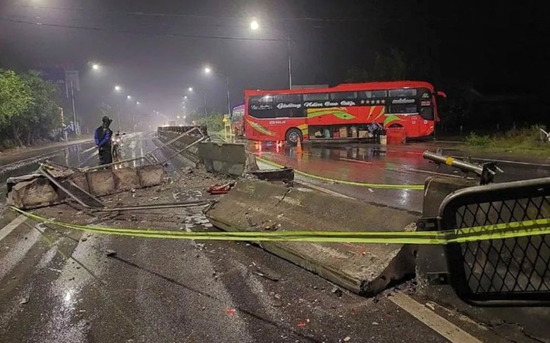 Xe kh&aacute;ch t&ocirc;ng v&agrave;o dải ph&acirc;n c&aacute;ch tr&ecirc;n tuyến quốc lộ.