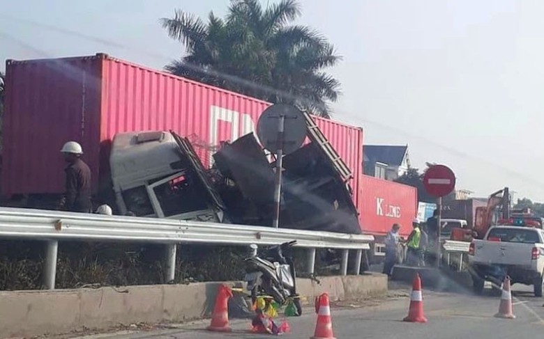 Vụ tai nạn khiến t&agrave;i xế xe đầu k&eacute;o phải v&agrave;o viện cấp cứu.