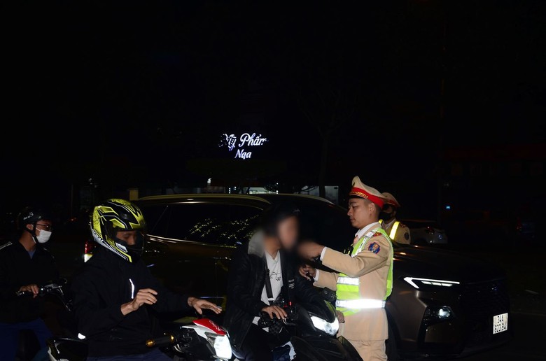 Hải Dương: Vi phạm nồng độ cồn, t&agrave;i xế thanh minh &ldquo;chỉ uống v&agrave;i lon&rdquo; - Ảnh 1.