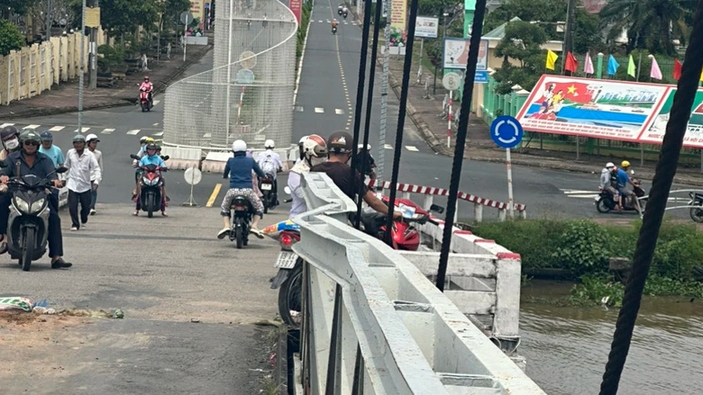 Th&ocirc;ng tin mới vụ xe 31 tấn qua cầu treo 3,5 tấn ở C&agrave; Mau - Ảnh 1.