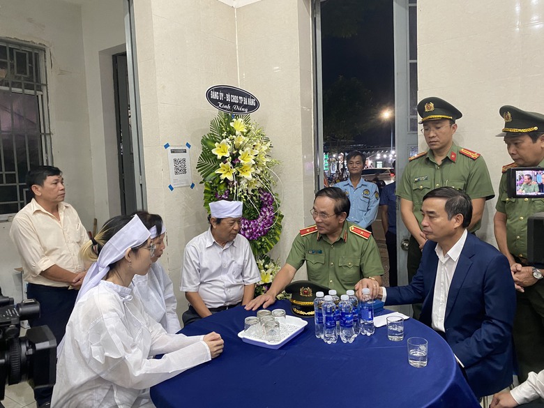 Đề xuất trao Hu&acirc;n chương dũng cảm cho bảo vệ tử vong khi chặn bắt t&ecirc;n cướp ng&acirc;n h&agrave;ng - Ảnh 1.