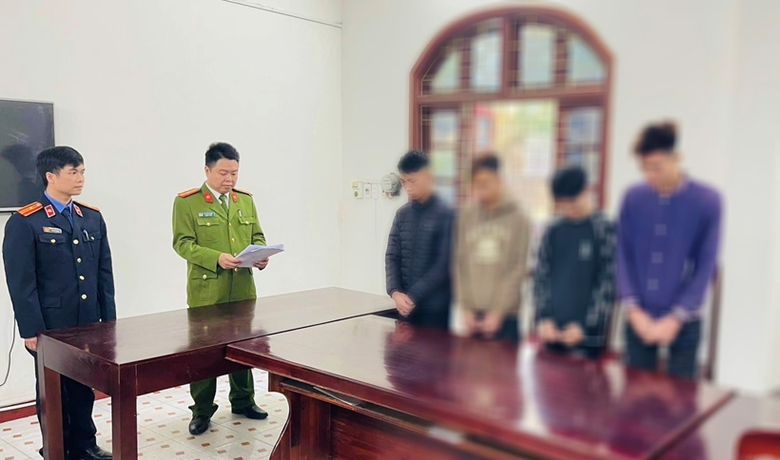 Khởi tố bắt tạm giam nh&oacute;m thanh ni&ecirc;n n&eacute;m vỏ chai bia v&agrave;o người đi đường ở Tuy&ecirc;n Quang - Ảnh 1.