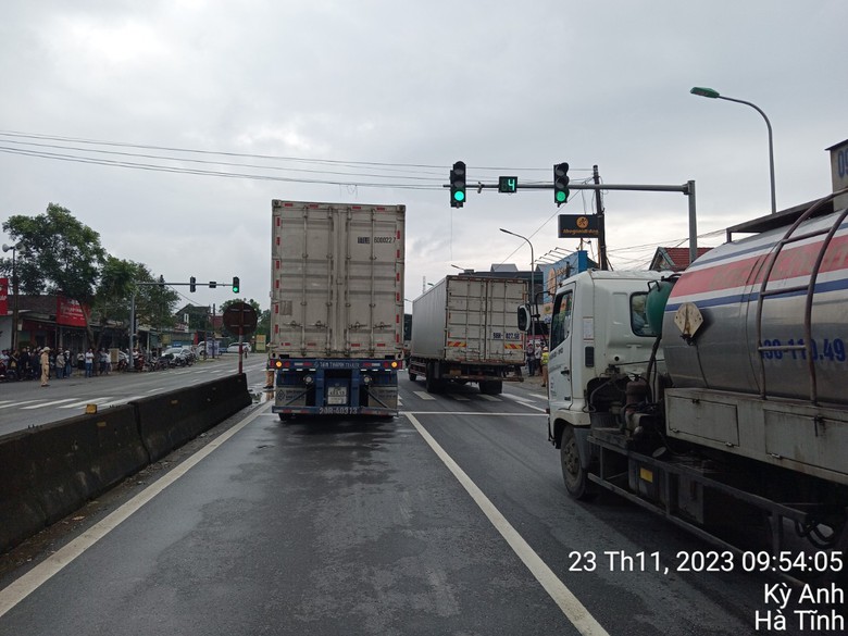 Sang đường tại ng&atilde; 3, người đ&agrave;n &ocirc;ng bị xe đầu k&eacute;o cuốn v&agrave;o gầm tử vong - Ảnh 1.