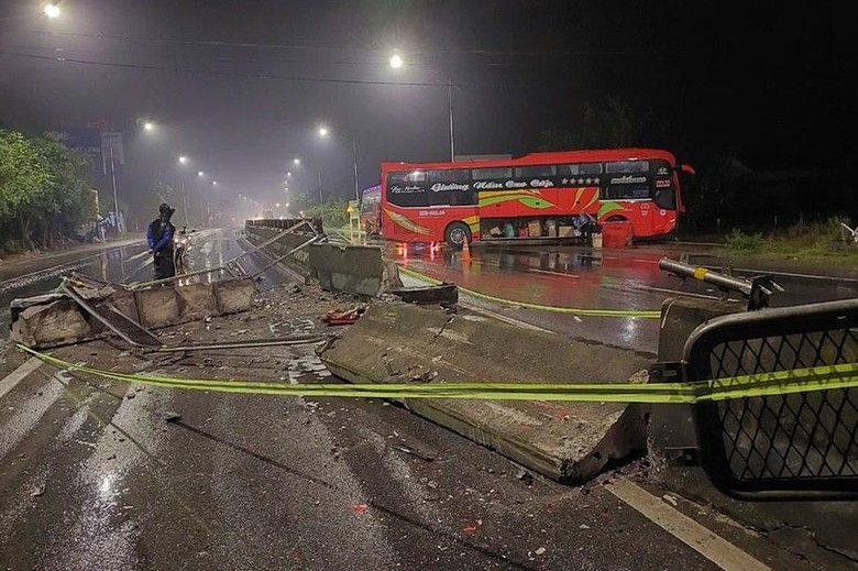 Tông trúng dải phân cách, xe giường nằm chở theo 20 hành khách nằm chắn ngang QL - Ảnh 1. Tông trúng dải phân cách, xe giường nằm chở theo 20 hành khách nằm chắn ngang QL - Ảnh 1.