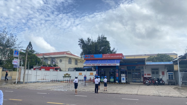 Ch&aacute;y lớn ph&iacute;a sau c&acirc;y xăng, cột kh&oacute;i bốc cao chục m&eacute;t - Ảnh 5.