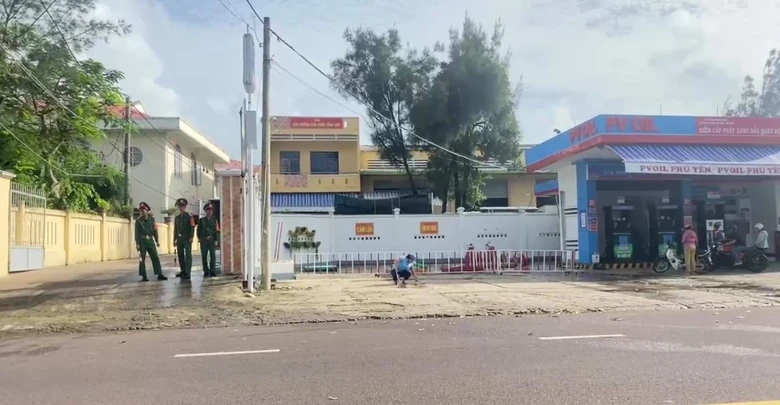 Ch&aacute;y lớn ph&iacute;a sau c&acirc;y xăng, cột kh&oacute;i bốc cao chục m&eacute;t - Ảnh 7.