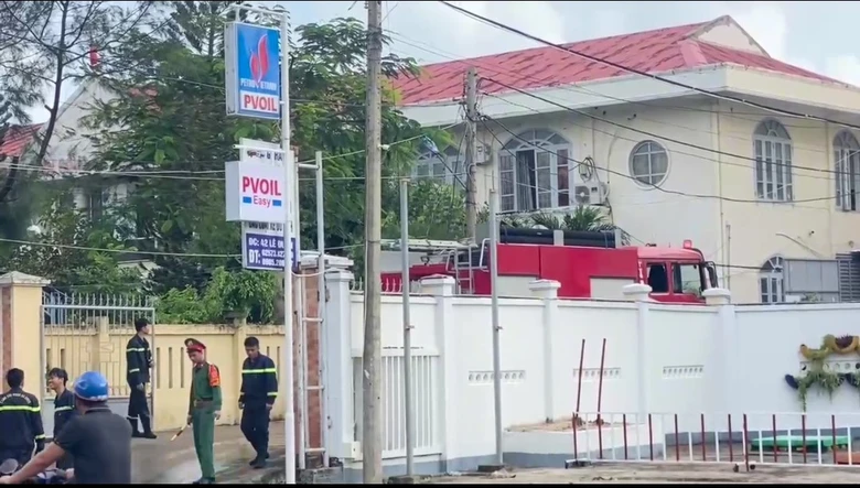 Ch&aacute;y lớn ph&iacute;a sau c&acirc;y xăng, cột kh&oacute;i bốc cao chục m&eacute;t - Ảnh 6.