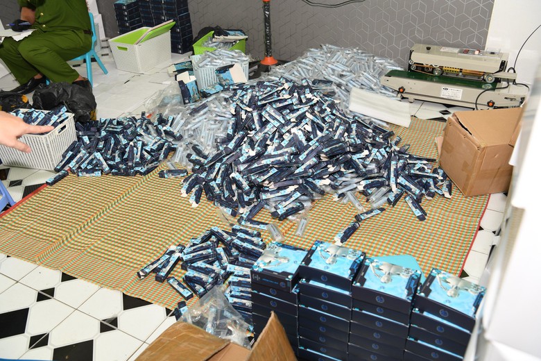 Đột k&iacute;ch xưởng bơm tinh dầu ma t&uacute;y v&agrave;o thuốc l&aacute; ở H&agrave; Nội - Ảnh 3.