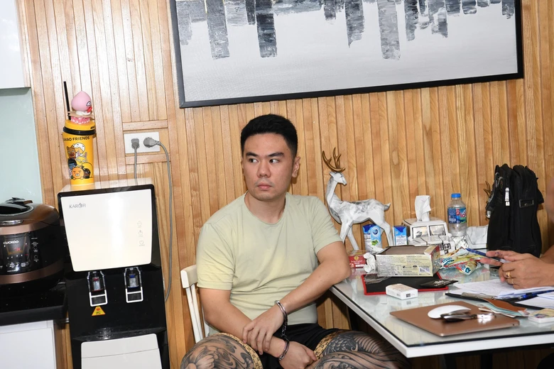 Đột k&iacute;ch xưởng bơm tinh dầu ma t&uacute;y v&agrave;o thuốc l&aacute; ở H&agrave; Nội - Ảnh 1.