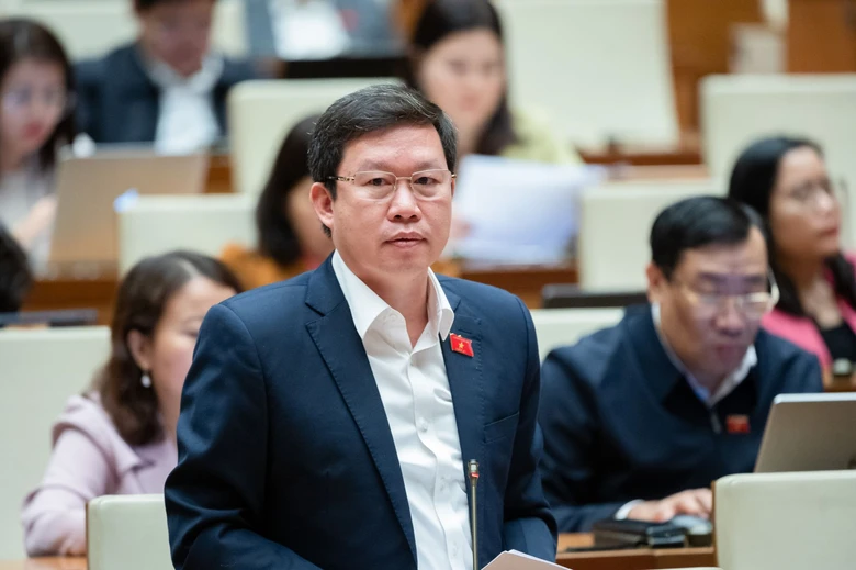 Quốc hội đang thảo luận dự &aacute;n Luật Đường bộ - Ảnh 5.