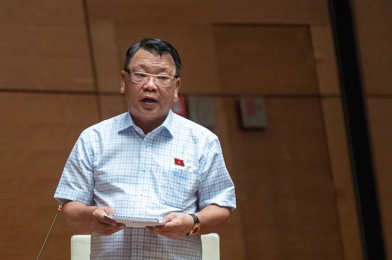 Quốc hội đang thảo luận dự &aacute;n Luật Đường bộ - Ảnh 10.