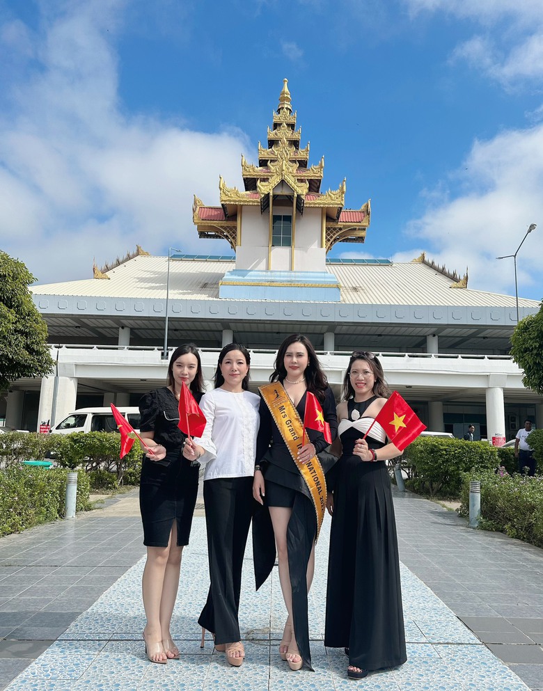 Mrs Grand International 2022 Phan Kim Oanh x&uacute;c động trao vương miện cho người kế nhiệm - Ảnh 2.