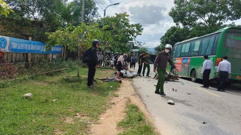 Hiện trường vụ TNGT nghi&ecirc;m trọng giữa hai xe m&aacute;y l&agrave;m hai người điều khiển trọng thương.