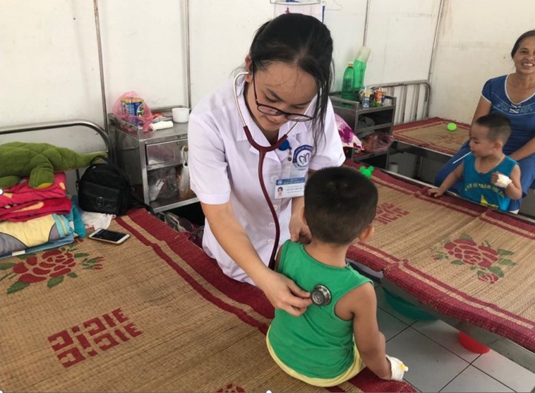 Giải b&agrave;i to&aacute;n nguồn nh&acirc;n lực chất lượng cho y tế v&ugrave;ng s&acirc;u - Ảnh 1.