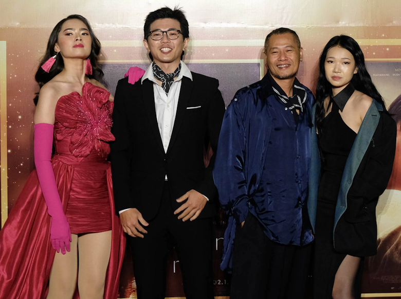 Đo&agrave;n l&agrave;m phim "Tro t&agrave;n rực rỡ" tại thảm đỏ (Ảnh: Tuổi Trẻ)