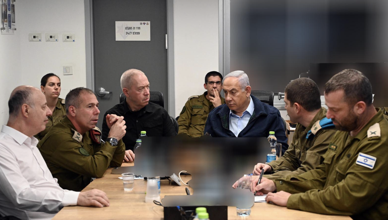 Những con tin đầu ti&ecirc;n trong đợt ngừng bắn giữa Israel-Hamas được trao trả như thế n&agrave;o?  - Ảnh 2.