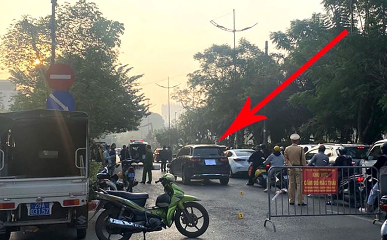Hiện trường vụ tai nạn &ocirc; t&ocirc; Mercedes với người đi bộ khiến một người tử vong.