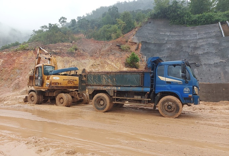 B&aacute;m đường ng&agrave;y đ&ecirc;m xử l&yacute; sạt lở tr&ecirc;n tuyến La Sơn - H&ograve;a Li&ecirc;n - Ảnh 2.