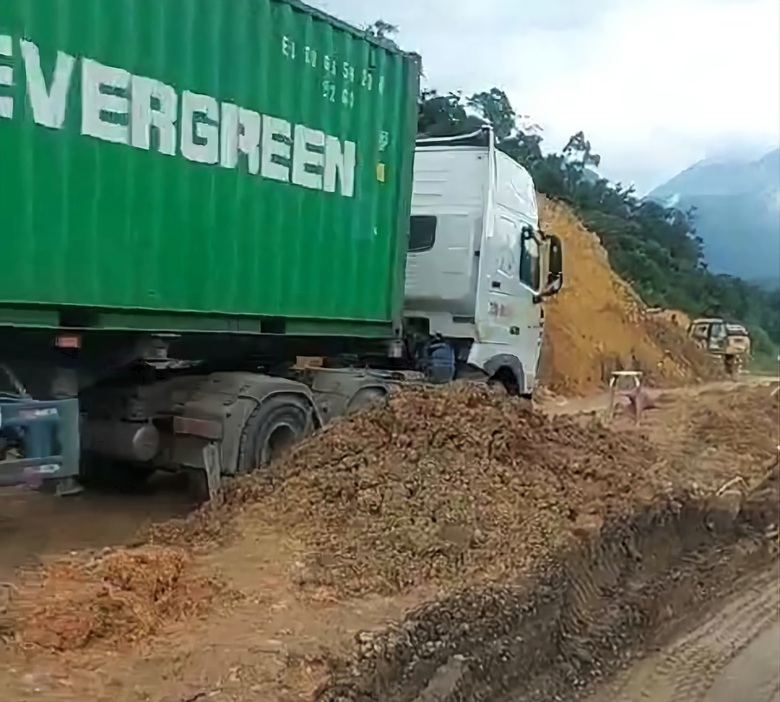 B&aacute;m đường ng&agrave;y đ&ecirc;m xử l&yacute; sạt lở tr&ecirc;n tuyến La Sơn - H&ograve;a Li&ecirc;n - Ảnh 3.