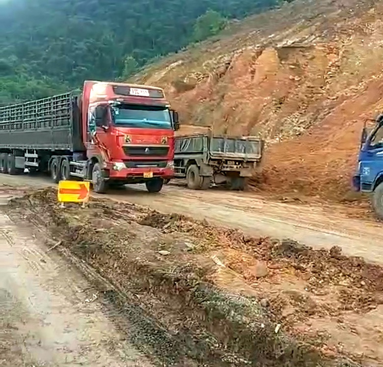 B&aacute;m đường ng&agrave;y đ&ecirc;m xử l&yacute; sạt lở tr&ecirc;n tuyến La Sơn - H&ograve;a Li&ecirc;n - Ảnh 7.