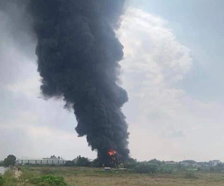 Hải Phòng: Cháy kho hóa chất khói lớn bốc cao hàng trăm mét - Ảnh 1. Hải Phòng: Cháy kho hóa chất khói lớn bốc cao hàng trăm mét - Ảnh 1.