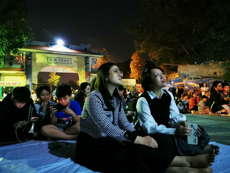 Người d&acirc;n Hải Dương tấp nập xem phim đen trắng như thời bao cấp - Ảnh 4.