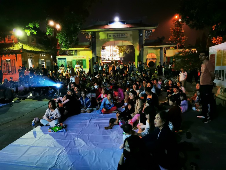 Người d&acirc;n Hải Dương tấp nập xem phim đen trắng như thời bao cấp - Ảnh 7.