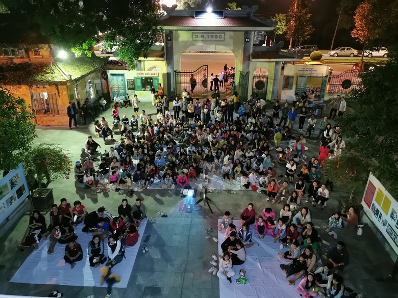 Người d&acirc;n Hải Dương tấp nập xem phim đen trắng như thời bao cấp - Ảnh 3.