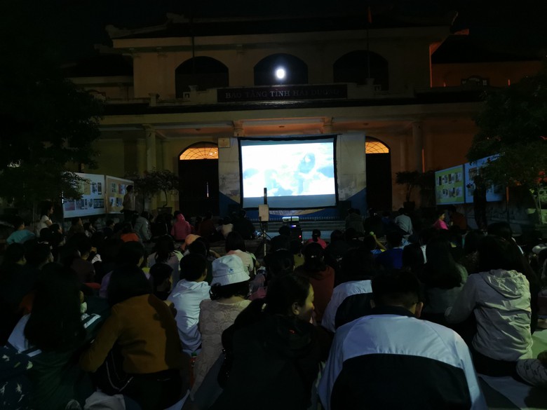 Người d&acirc;n Hải Dương tấp nập xem phim đen trắng như thời bao cấp - Ảnh 10.