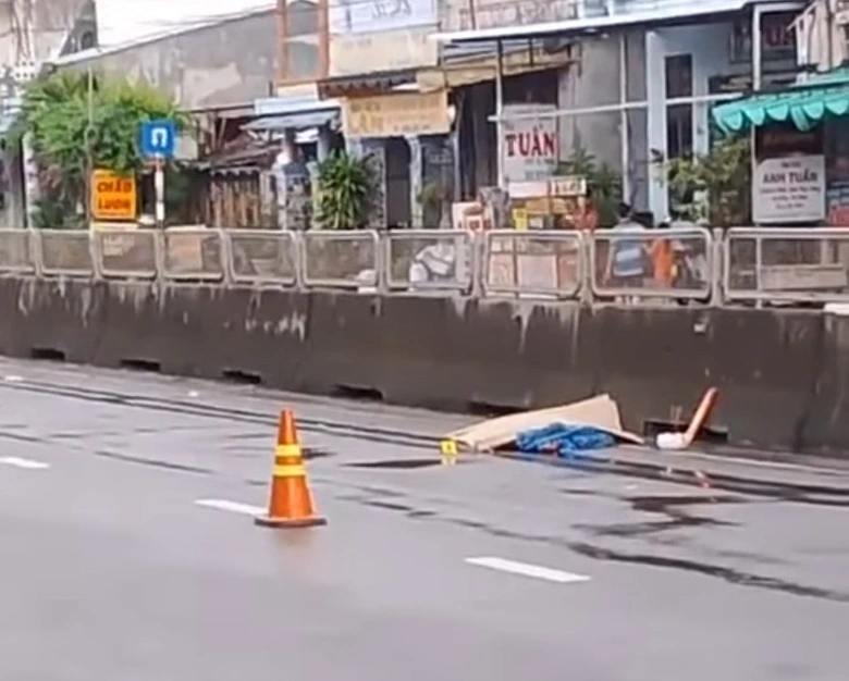 Ph&aacute;t hiện thi thể người đ&agrave;n &ocirc;ng tử vong tr&ecirc;n QL1 nghi bị xe t&ocirc;ng - Ảnh 1.