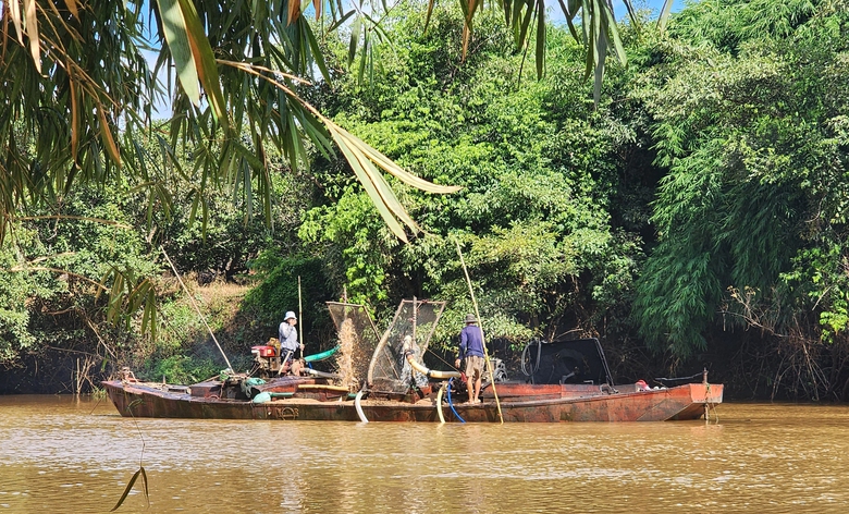 Nhiều vi phạm khai thác cát trên sông Ea H'leo: Chỉ đạo xác minh, xử lý - Ảnh 2. Nhiều vi phạm khai thác cát trên sông Ea H'leo: Chỉ đạo xác minh, xử lý - Ảnh 2.