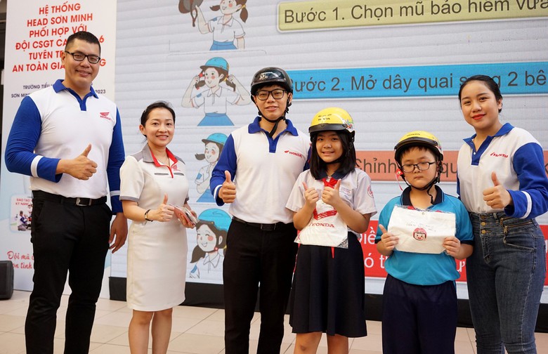 Tưng bừng buổi tuy&ecirc;n truyền ATGT ở trường tiểu học H&ugrave;ng Vương - Ảnh 1.