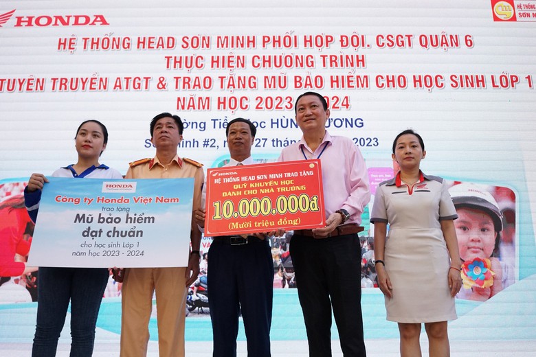 Tưng bừng buổi tuy&ecirc;n truyền ATGT ở trường tiểu học H&ugrave;ng Vương - Ảnh 6.