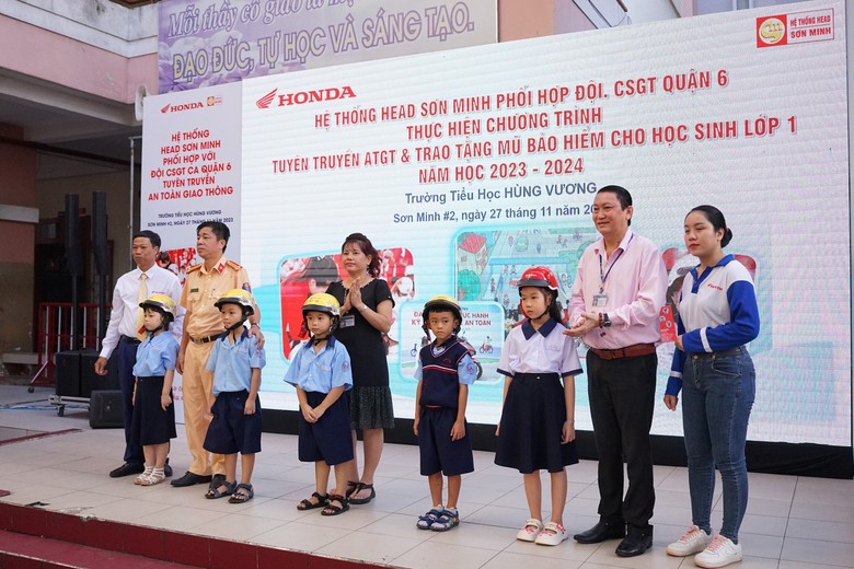 Tưng bừng buổi tuy&ecirc;n truyền ATGT ở trường tiểu học H&ugrave;ng Vương - Ảnh 4.