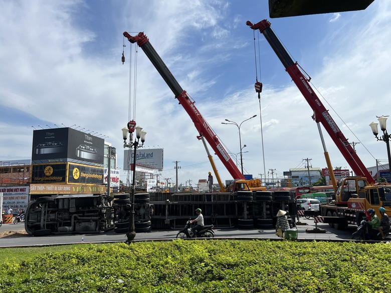 Xe container &ocirc;m cua lật nh&agrave;o ở v&ograve;ng xoay TP Thủ Đức  - Ảnh 2.